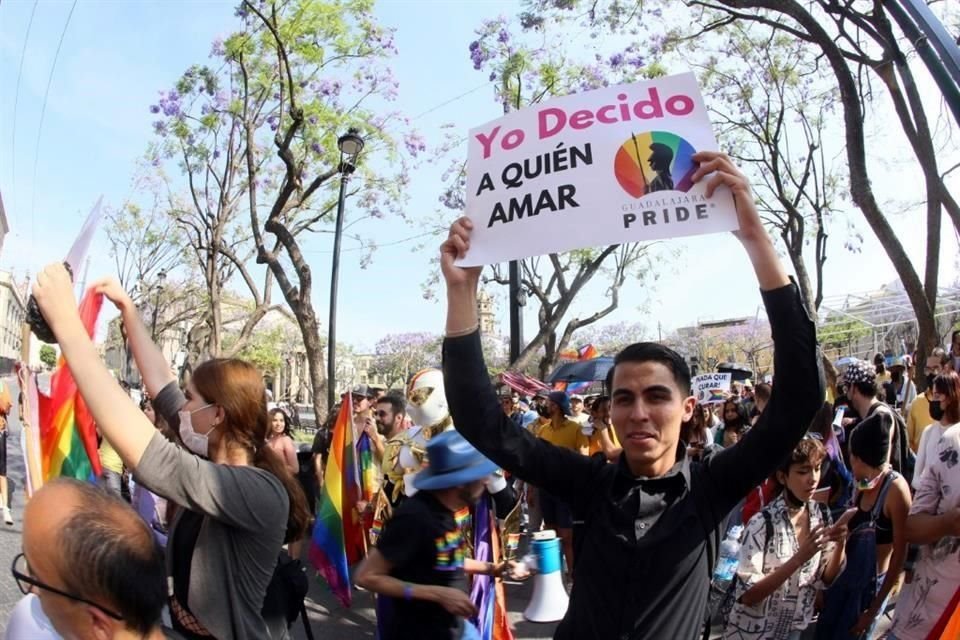 Integrantes de las organizaciones Frente Nacional por la Familia (FNF) y Congreso Nacional de Gays, Lesbianas y Personas Trans se manifestaron frente al Congreso de Jalisco.