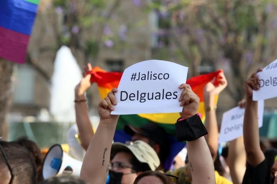 Integrantes de la comunidad LGBTQ+ exigen matrimonio igualitario en Jalisco.