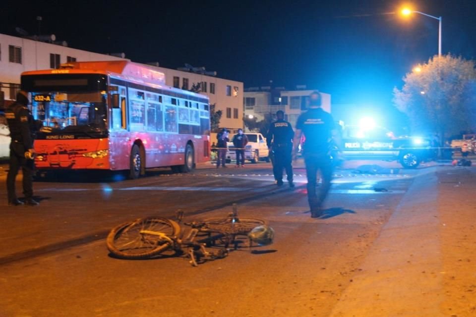 Un ciclista fue atropellado por un camión de la ruta 632-A y murió, en Tesistán, Zapopan, mientras que el chofer de transporte público escapó del lugar.