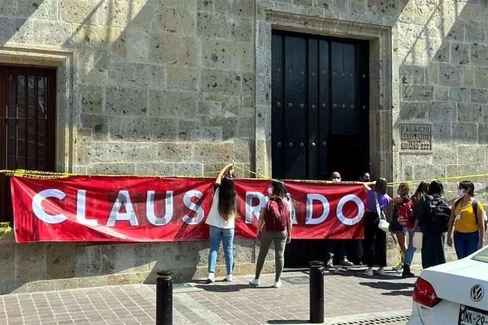 La agrupación feminista Las Paritaristas clausuraron simbólicamente el Congreso de Jalisco en defensa de una trabajadora que habría sido violentada por líder sindical.