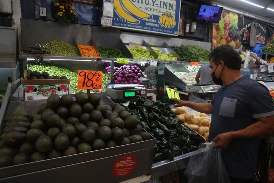 Precio de las frutas y verduras en el Mercado de Abastos.