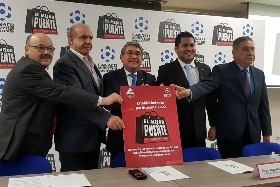 Jesús Salazar (izq. a der.), de Canaco; Jesús F. Nader, presidente de los hoteleros de NL; Javier Arteaga y Sergio Anguiano, presidente y director de Canaco, respectivamente y Daniel García, presidente de Canirac.
