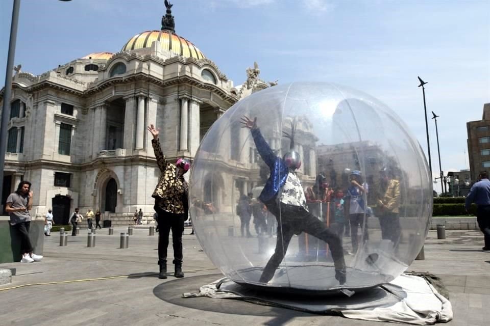 Con el inicio de las celebraciones por sus 35 años, Asaltodiario presentó 'Para el recuerdo' en la Alameda; bailaron dentro de esferas inflables, una suerte de burbujas de tiempo, como los recuerdos. Tendrán este fin de semana más presentaciones en cruceros viales en el Centro.