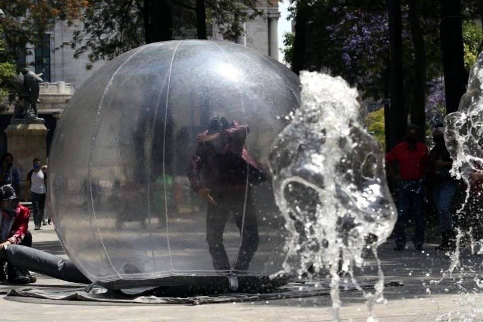 Con el inicio de las celebraciones por sus 35 años, Asaltodiario presentó 'Para el recuerdo' en la Alameda; bailaron dentro de esferas inflables, una suerte de burbujas de tiempo, como los recuerdos. Tendrán este fin de semana más presentaciones en cruceros viales en el Centro.