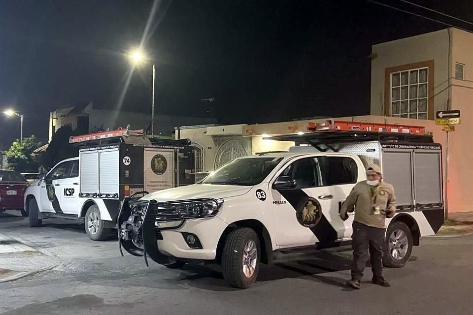 El cateo inició anoche en la vivienda ubicada en la calle Circuito de las Fincas, Colonia Ex Hacienda Santa Rosa.  