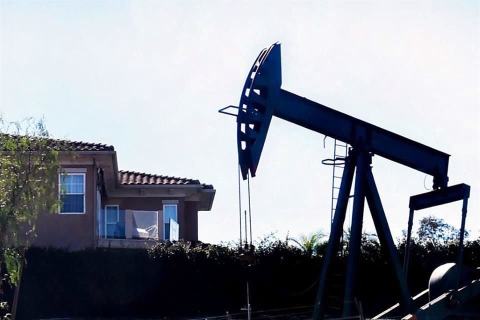 El WTI para entrega en mayo se vende a 96.03 dólares.