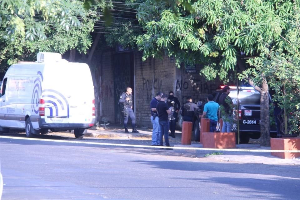 Policías de Guadalajara y elementos de la Fiscalía llegaron al cruce de  Calle Hacienda Arroyo Hondo y Hacienda El Platanar, tras el reporte de un cadáver.