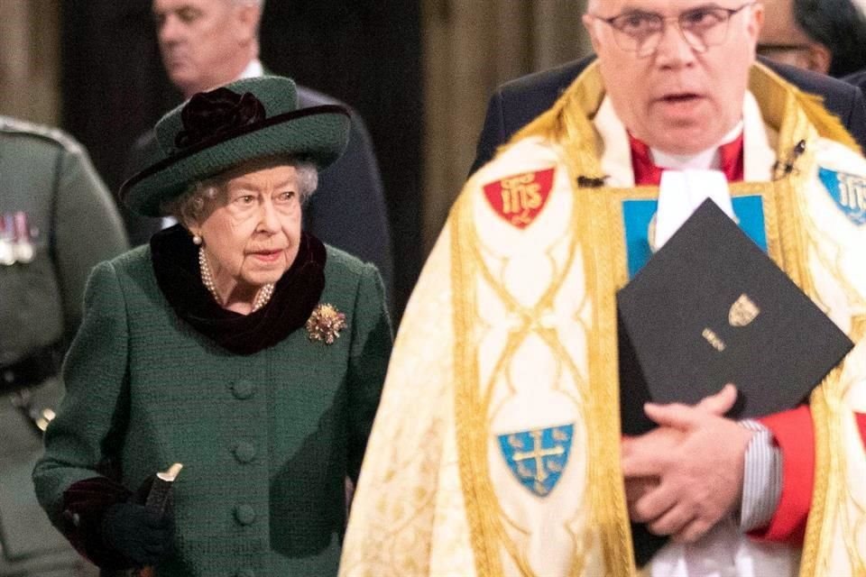 La Reina Isabel se perderá los festejos eclesiásticos de la próxima semana, en su lugar asistirá el Príncipe Carlos y Camila de Cornualles.