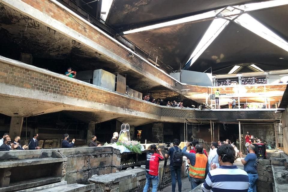 La Virgen de Zapopan visitó la zona siniestrada por el incendio del Mercado San Juan de Dios.