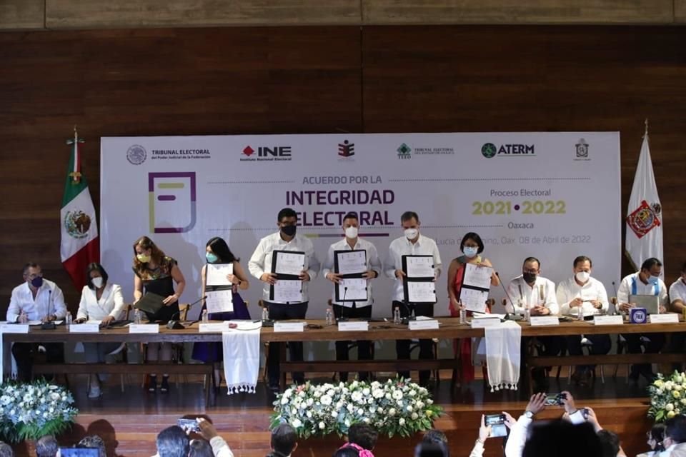 Al centro el Magistrado presidente del TEPJF, el Gobernador de Oaxaca y el presidente del INE.