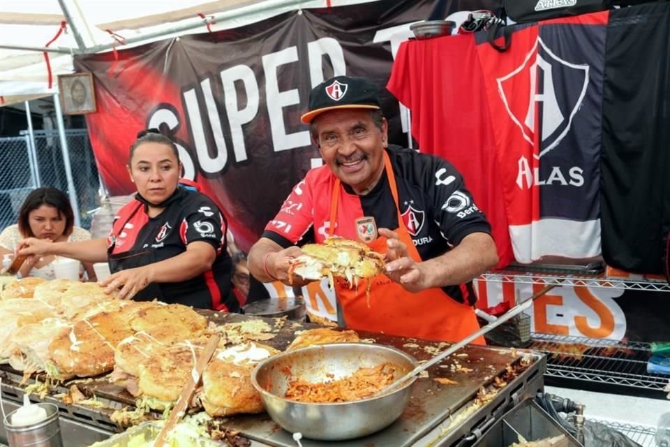 Don chava, seguidor del Atlas, regaló tortas cuando el Atlas fue campeón.