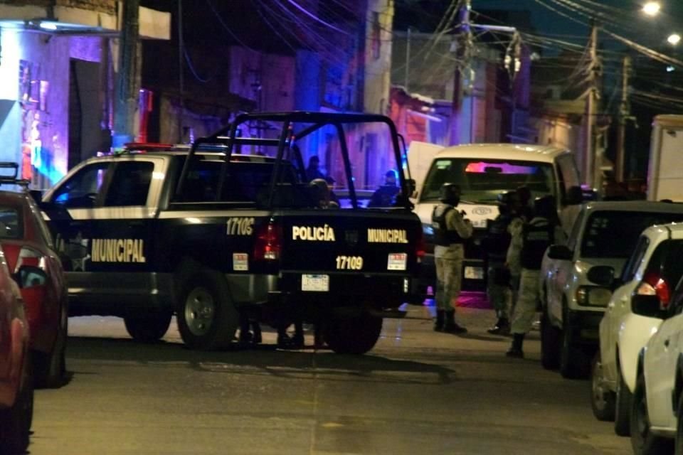 Autoridades en el sitio donde mataron a un hombre en Tlaquepaque, el tercer homicidio que ocurre en el sitio en dos semanas.