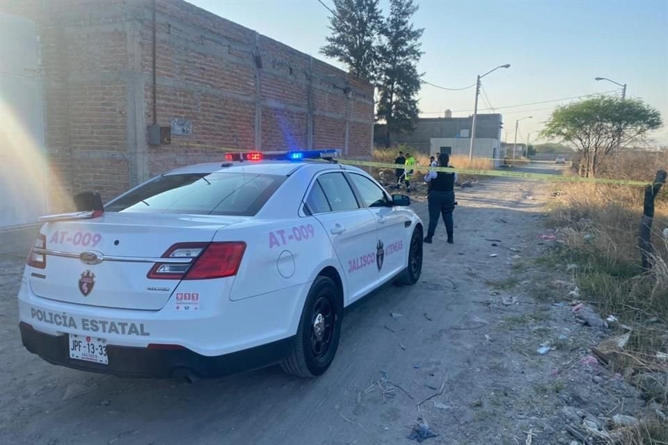 La policía acudió al llamado tras recibir el reporte del cadáver de una mujer en un lote de la Colonia Colonia Manantial, en Tlajomulco.