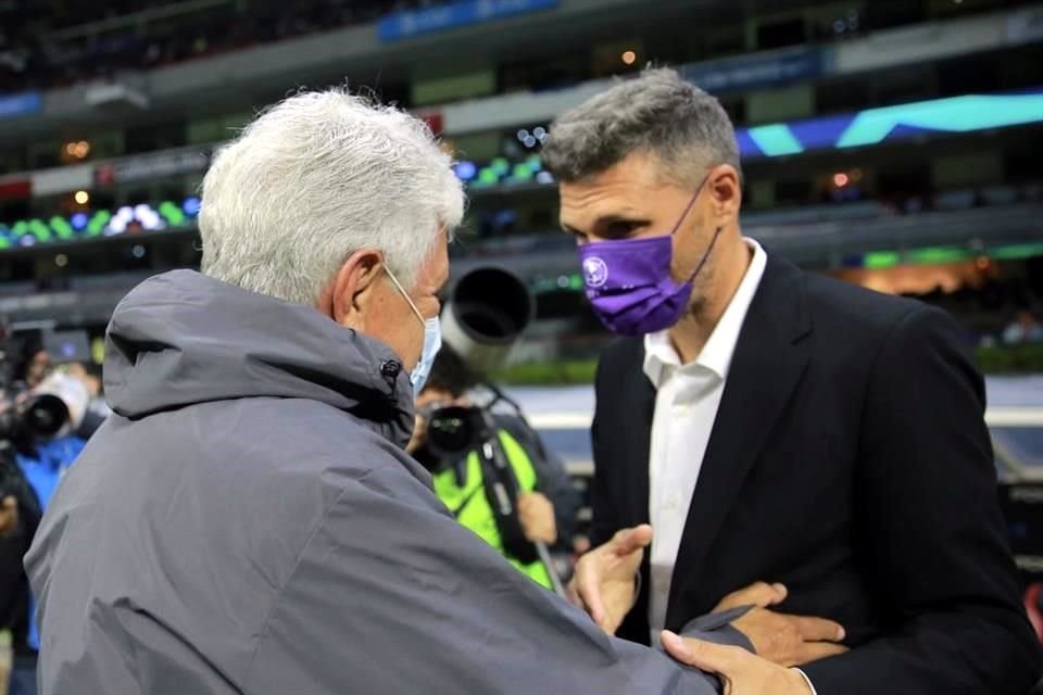 Ricardo Ferretti y Fernando Ortiz, momentos antes de iniciar el partido.