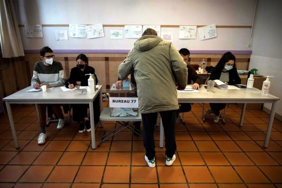 Un ciudadano francés deposita su voto este domingo en una casilla en Toulouse.