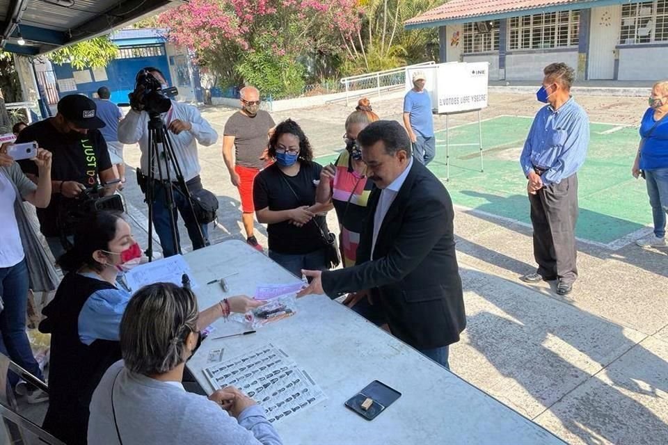 El Dr.Carlos Lomelí acudió a votar en el ejercicio de revocación de mandato.