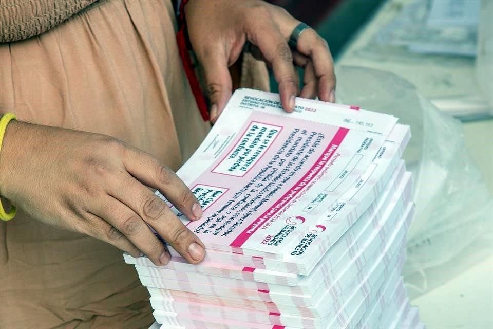 Los observadores de MORENA señalaron que las boletas tienen solo un folio en la parte izquierda, el cual se desprende del cuadernillo.