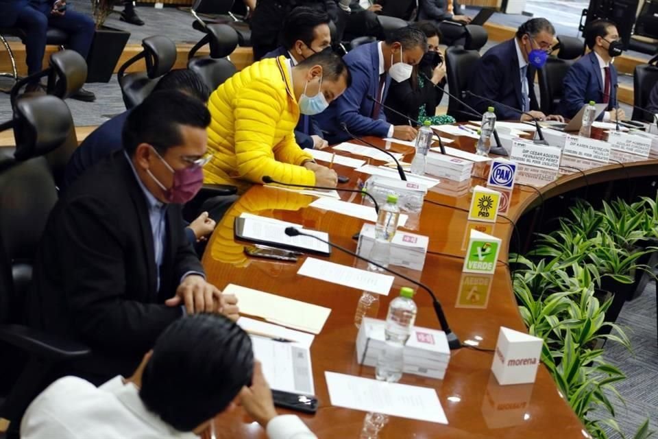 Los consejeros electorales y representantes de Oposición debatieron con Morena ante acusaciones.