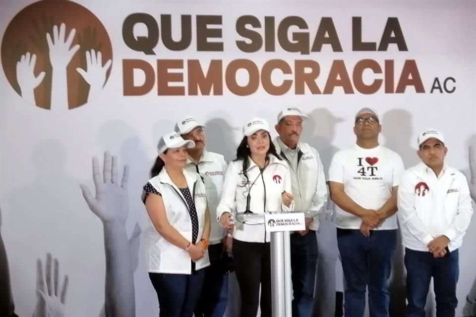 'Que siga la democracia' ofreció una conferencia de prensa.