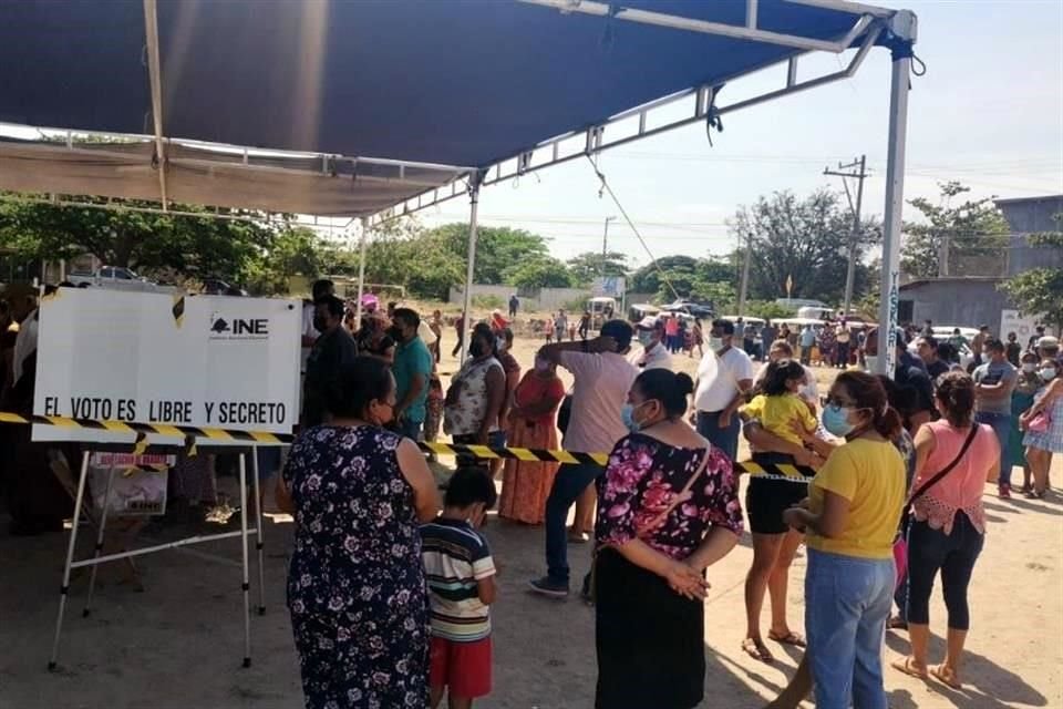 En Juchitán, las casillas registraron largas filas de votantes, de acuerdo con imágenes compartidas por el regidor Héctor Yodo.