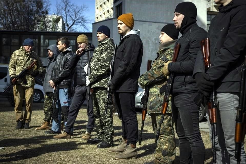 Los hombres ucranianos que huyen de su país para no alistarse al Ejército, llevan una carga moral y son criticados por sus compatriotas.