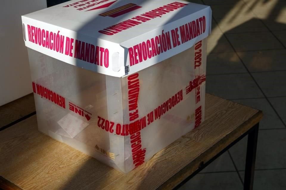 Durante la revocación de mandato, encapuchados irrumpieron en una casilla de Puerto Vallarta, cruzaron boletas y las metieron en urnas.