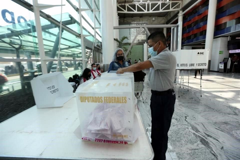 Casilla especial del Aeropuerto de Guadalajara, para la votación de la Revocación de Mandato.
