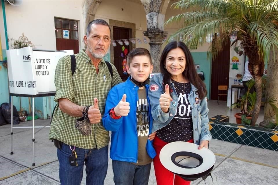 María llevó a su nieto a la votacion, para inculcarle la importancia cívica de elegir a nuestros gobernantes.