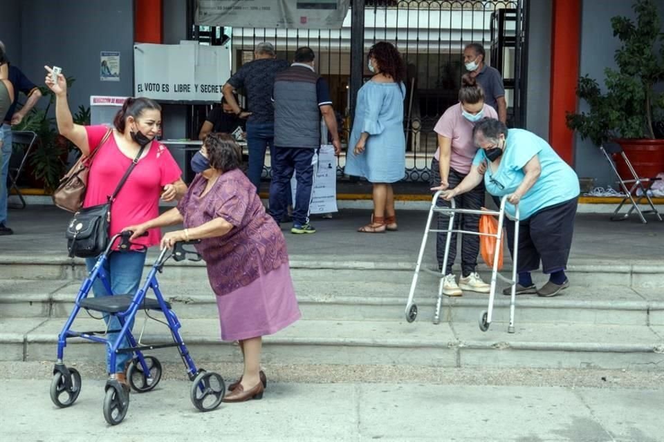 Tener problemas de movilidad no fue impedimento para que algunas personas de la tercera edad acudieran a las casillas.