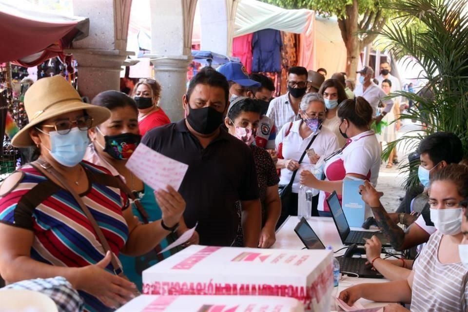 La casilla especial, colocada afuera de la Presidencia de Tonalá, fue una de las más activas de la ZMG.