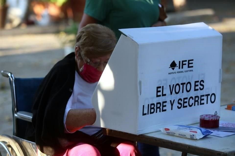 Aún en silla de ruedas hubo personas que no quisieron perder la oportunidad de votar.