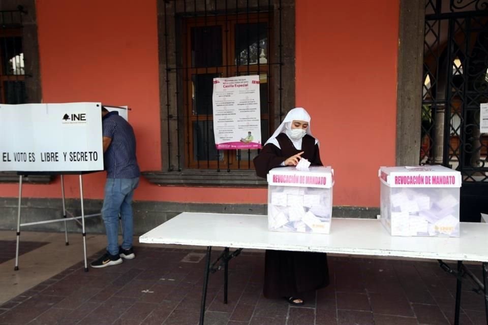 Religiosas también acudieron a la consulta.