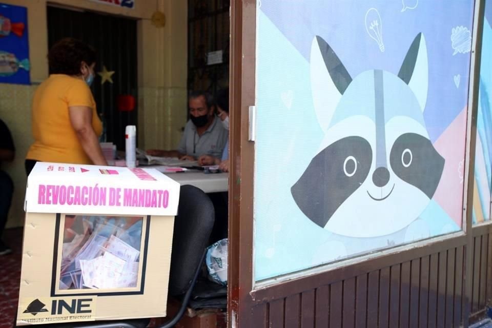 Un ojito. En varios centros de votación hubo representación por parte de partidos políticos.