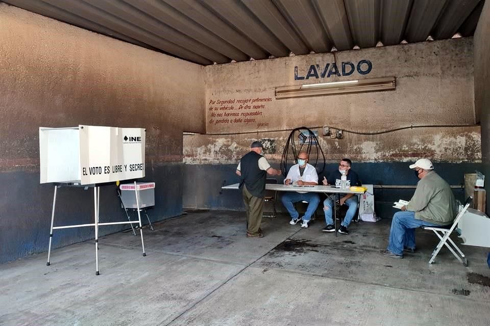 Funcionarios de casilla destacaron la votación de adultos mayores.