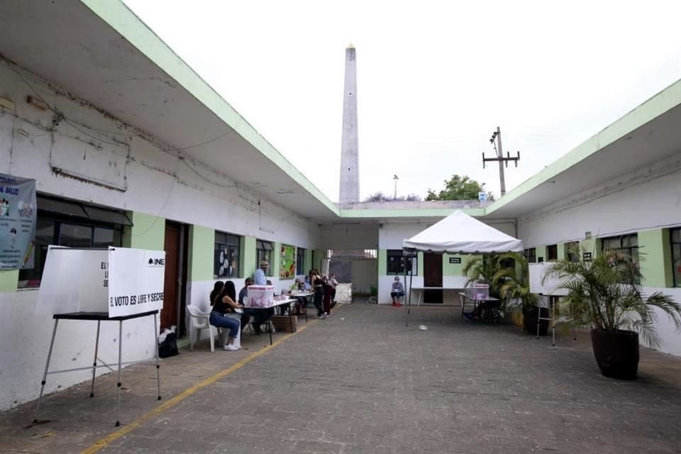 Pese a la poca asistencia, los funcionarios de casilla estuvieron pendientes durante las 10 horas de la jornada.