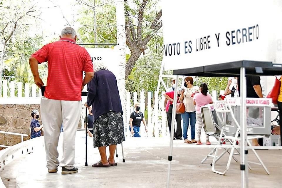 La mayoría de los votantes en Rosario fue de adultos mayores que refrendaron su apoyo al Presidente López Obrador.