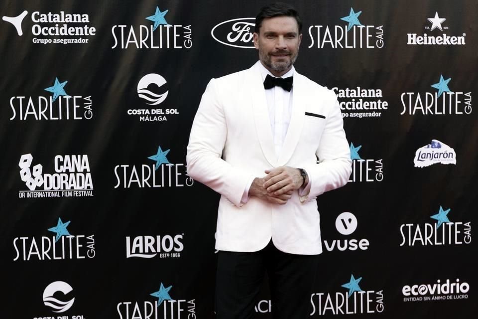 El actor Julián Gil demandó a la empresa de productos naturales Carson Life, de la que era imagen, por supuesto incumplimiento de contrato.