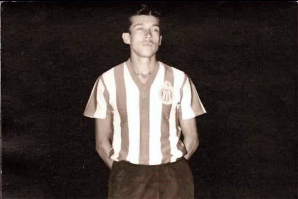 Las Chivas se quedan sin otro Campeonísimo. Javier Valle, falleció hoy a los 85 años de edad.