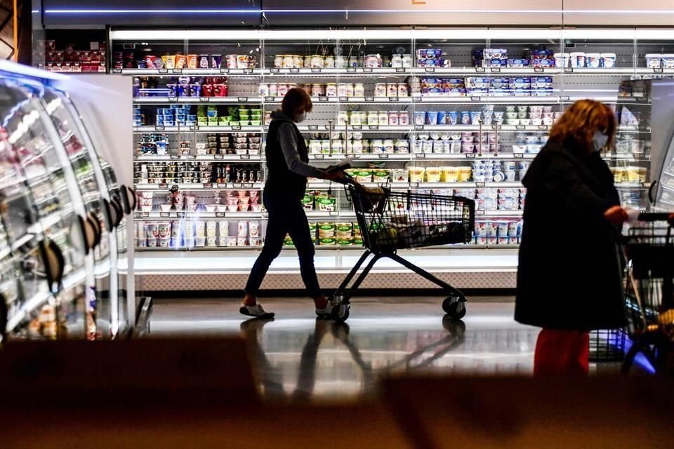 La confianza del consumidor estadounidense cayó en abril a un mínimo de casi cinco años debido al creciente pesimismo sobre las perspectivas de la economía y el mercado laboral debido a los aranceles.