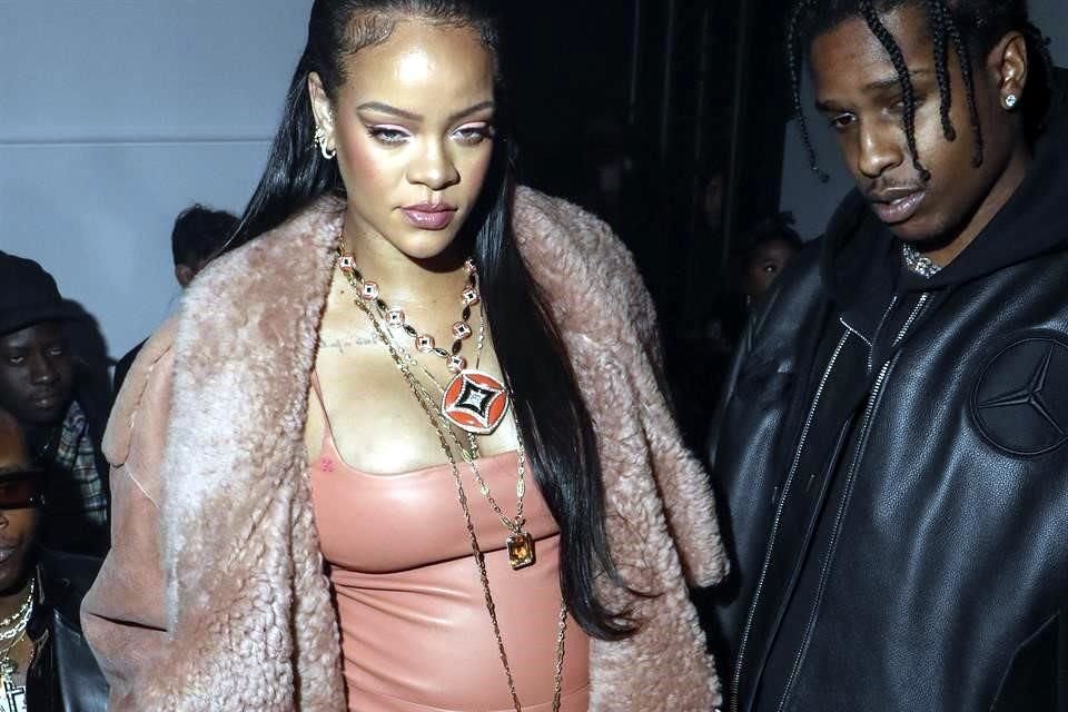 Rihanna se adueñó de las redes sociales este martes al presumir la portada de la revista Vogue, donde posa embarazada, feliz y semidesnuda.