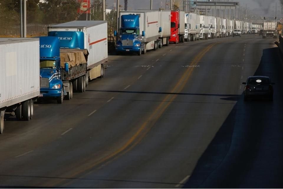 Traileros bloquearon patios fiscales del puente internacional en Ciudad Juárez en protesta por las medidas del Gobernador texano.