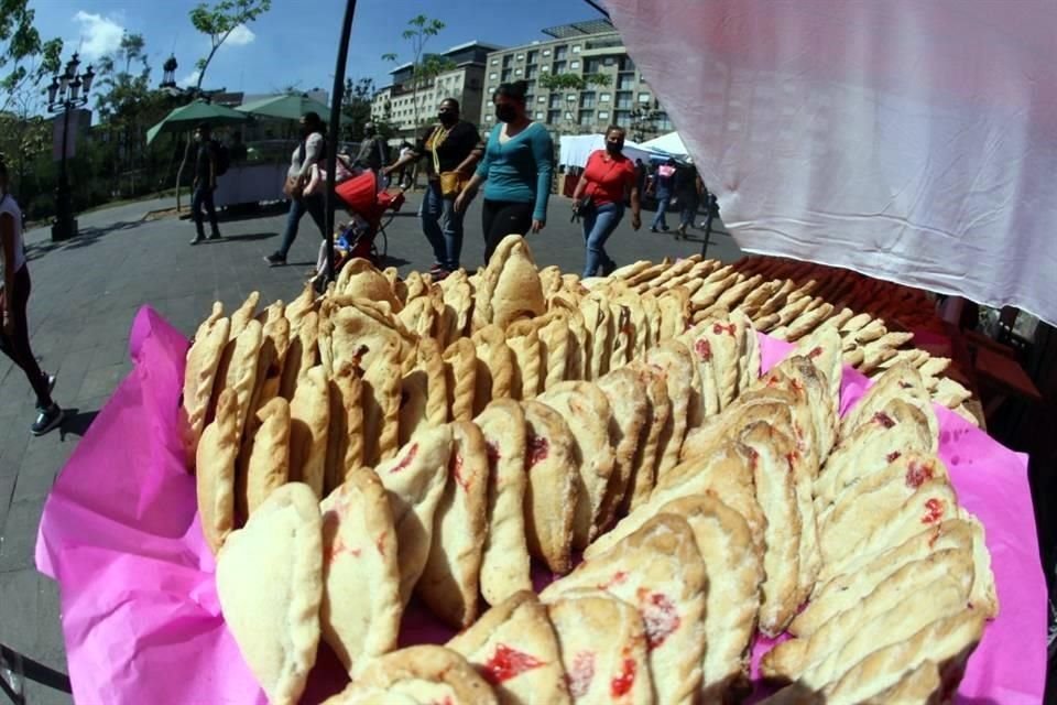 Debido al incremento en insumos como harinas, grasas vegetales y gas, productores y vendedores de empanadas subieron sus precios hasta 25%.