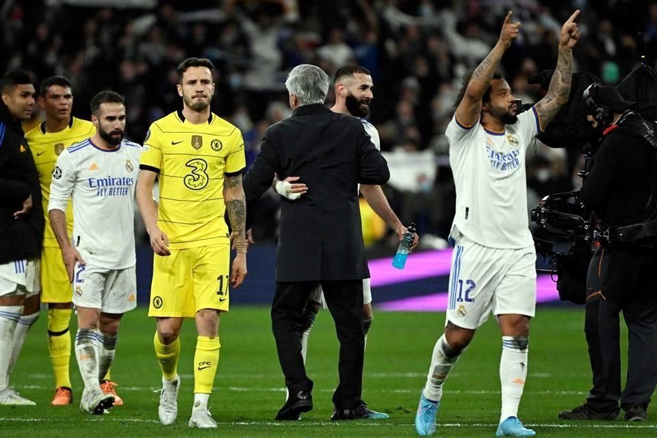 Carlo Ancelotti felicitando a sus jugadores tras el silbatazo final.