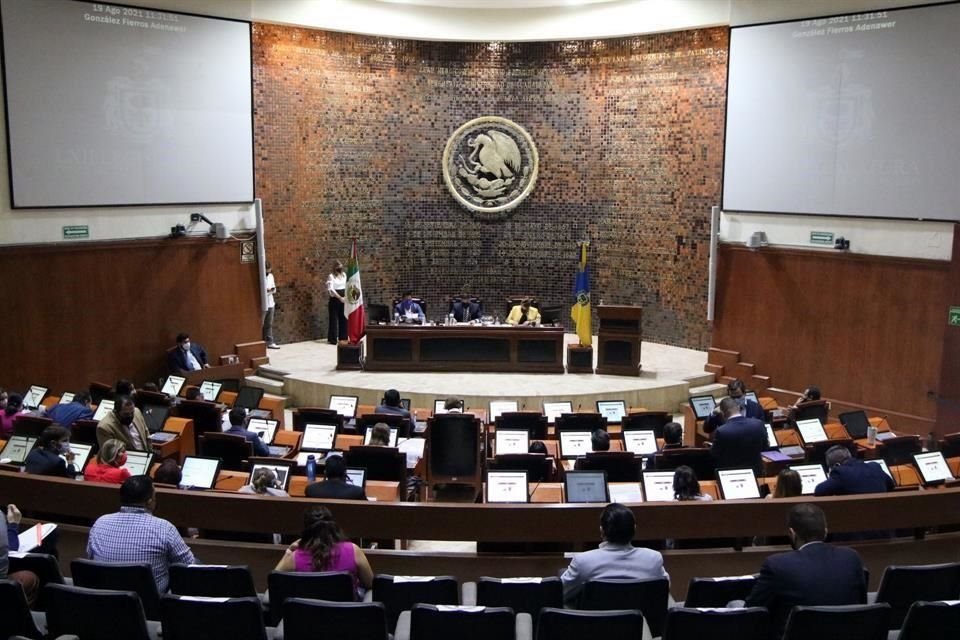 Para apoyar a diputados locales en el quehacer legislativo no hace falta mucha preparación, pues algunos solo tienen secundaria o prepa.