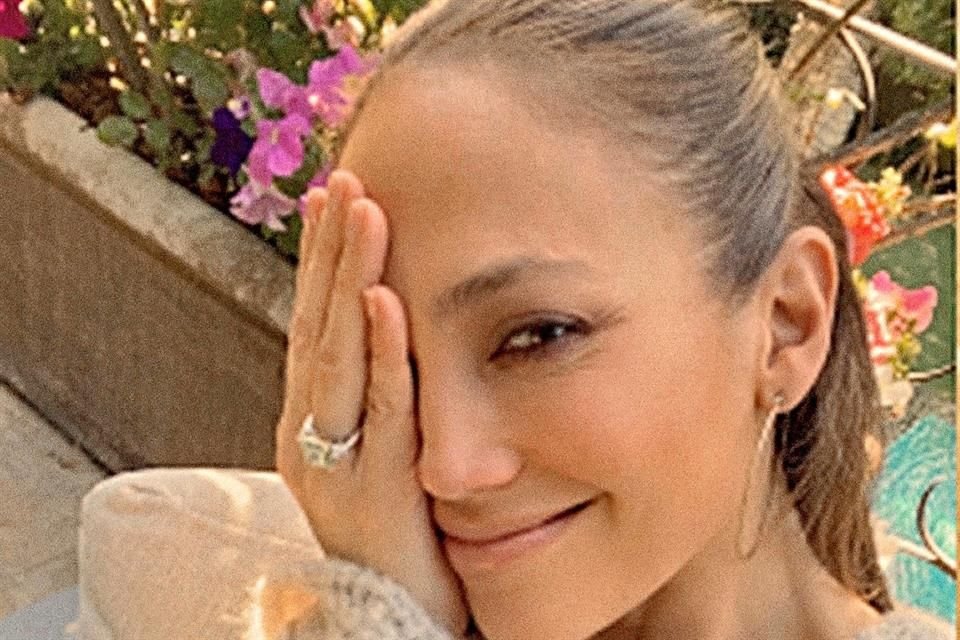 Anillos con piedras en color rosa, celeste, verde y hasta en forma de pera, ha lucido en el dedo anular 'La Diva del Bronx', quien ya se ha casado tres veces.