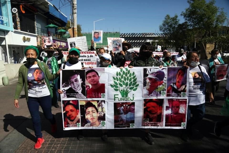 Familiares y amigos de desaparecidos marchan por Avenida Chapultepec hasta la Glorieta Niños Héroes.