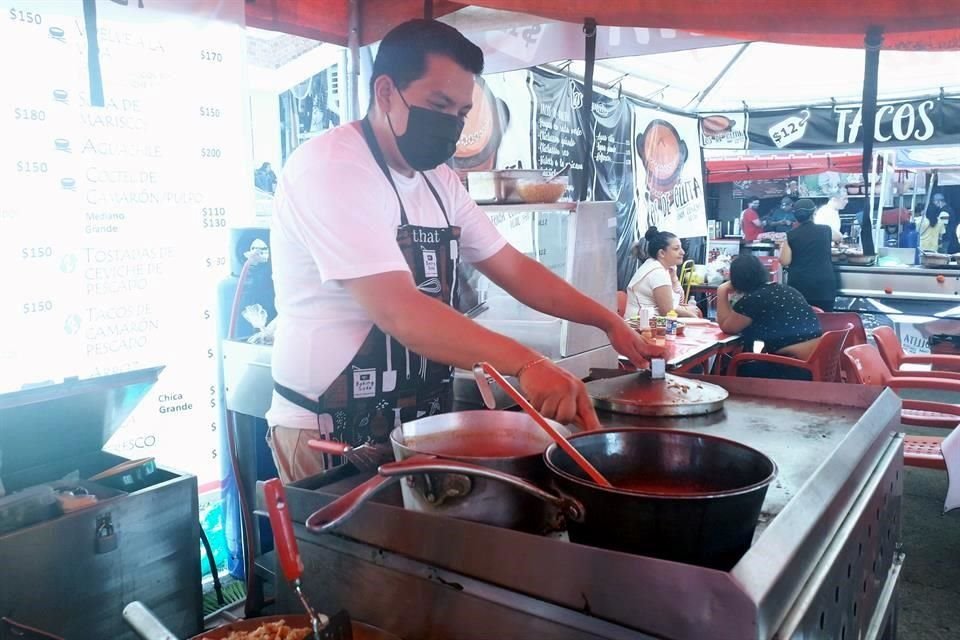 Edgardo Arellano Vargas cocina en Caldo Michi Javier, local reinstalado en el patio central tras el incendio de San Juan de Dios.