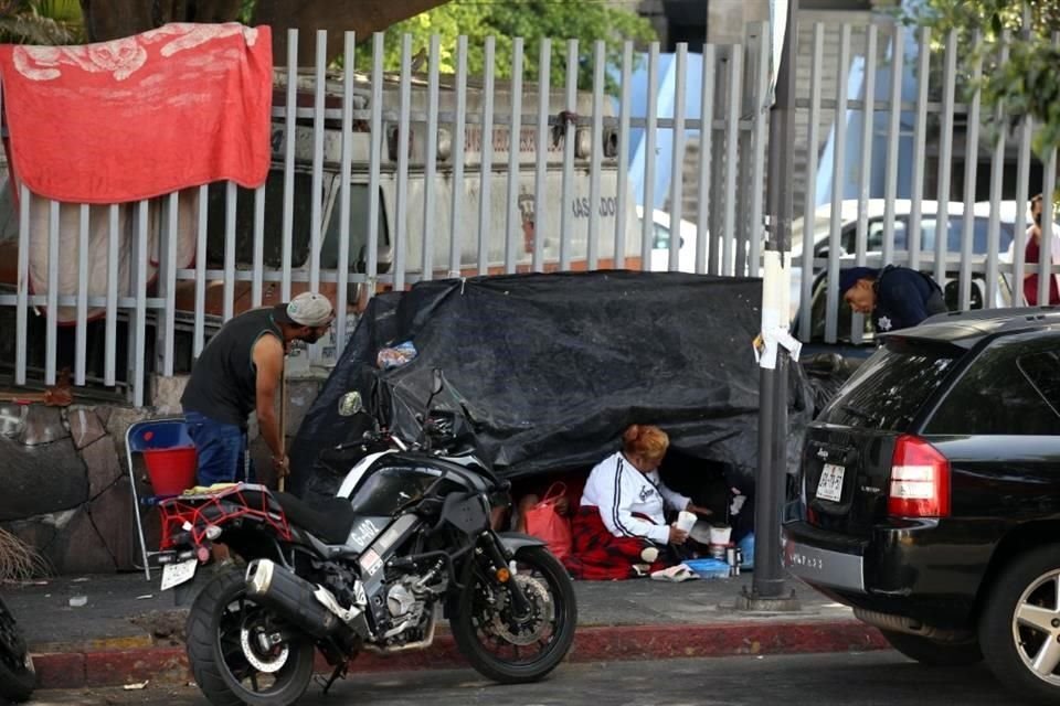 Personas en situación de calle se han apoderado de la banqueta, afuera del Hospital Civil Nuevo.