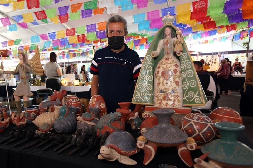 Lino Ibarra, quien trabaja desde los 10 años con el barro bruñido, ofrece su obra en la Feria Corazón Artesano.