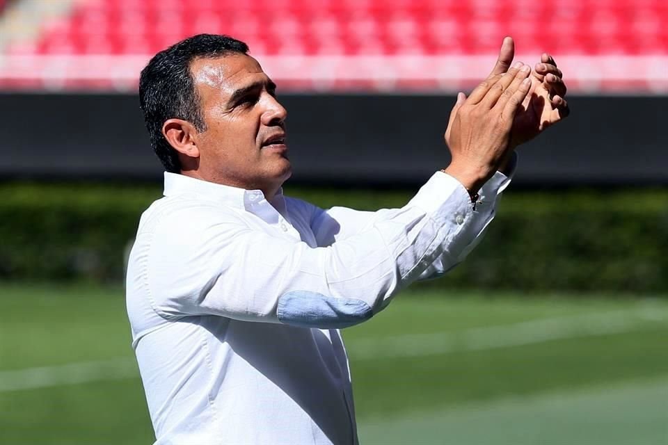 Para el partido de este sábado ante Cruz Azul, Chivas tendrá como técnico interino a Ricardo Cadena, quien ha estado en el filial Tapatío.